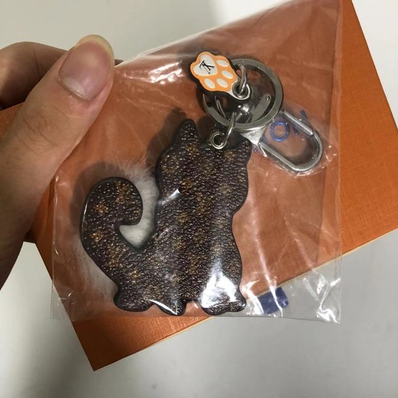 Louis Vuitton key chain - Picture 2 of 9